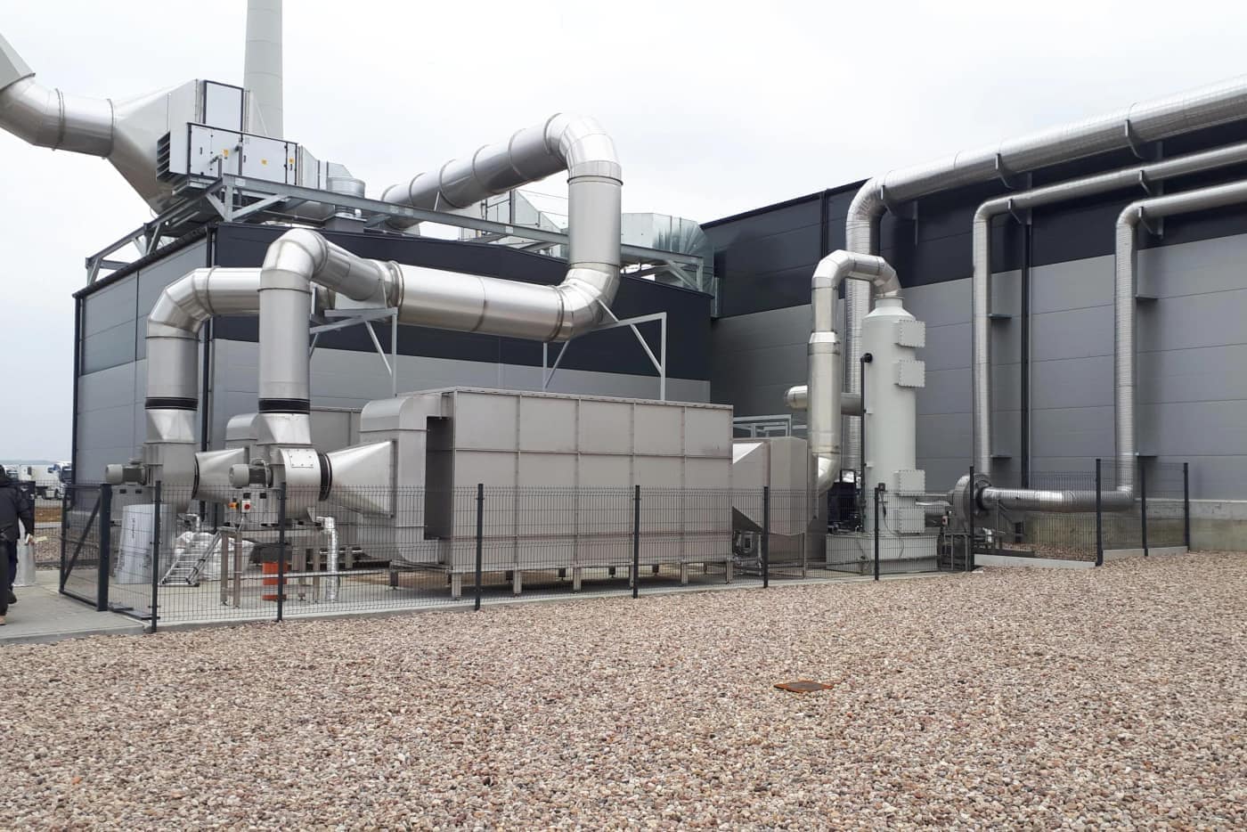 Instalación industrial de tratamiento de aire de Centriair con conductos de acero inoxidable en una planta de procesado