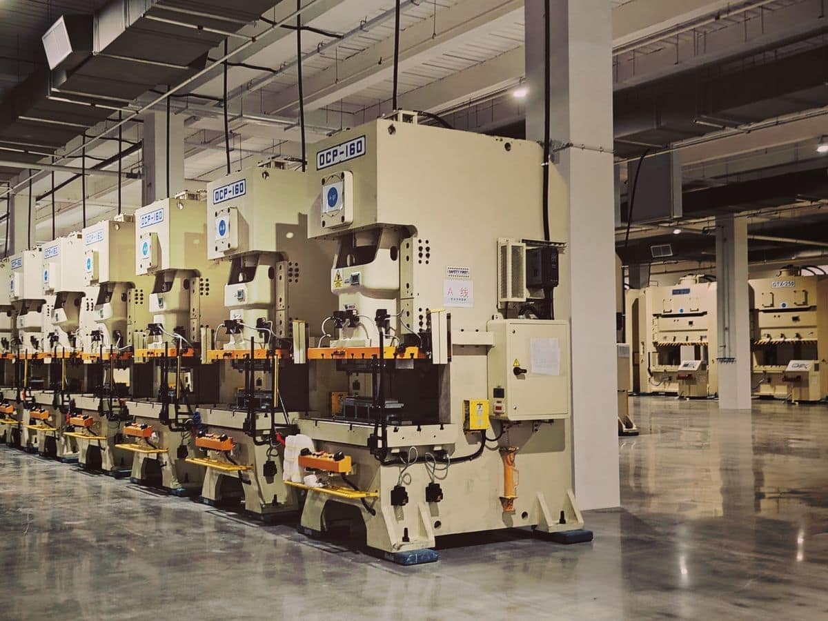 Fila de prensas industriales en una nave de producción