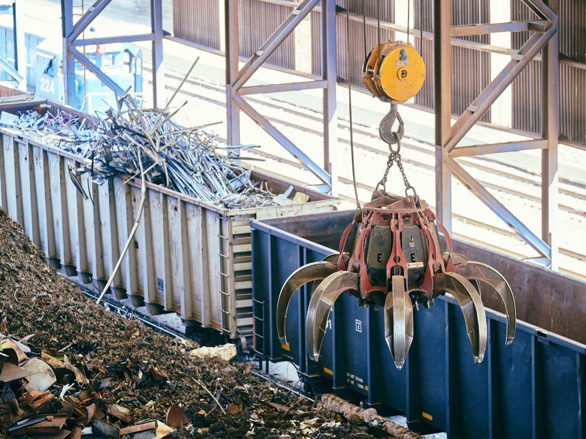 Benna a polipo che movimenta rottami metallici in un impianto di riciclo